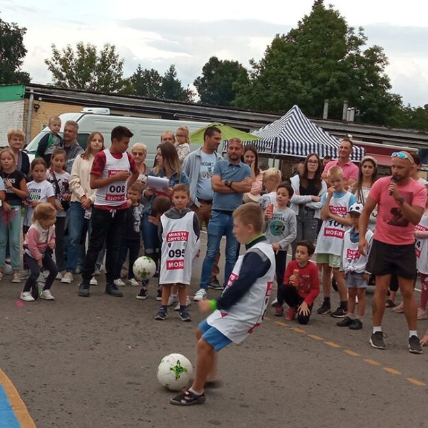 Uczestnik Konkursu rzutów karnych o Puchar Burmistrza Miasta Grybów uchwycony podczas oddawania strzału