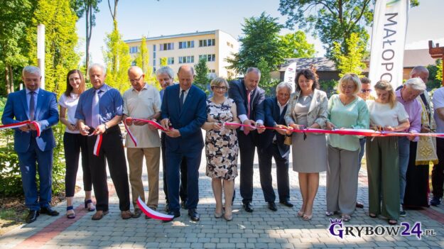 Uroczyste przecięcie wstęgi podczas otwarcia Centrum