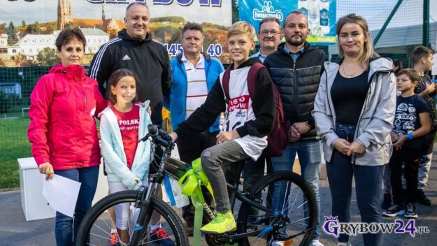 Zdobywca nagrody w otoczeniu organizatorów imprezy