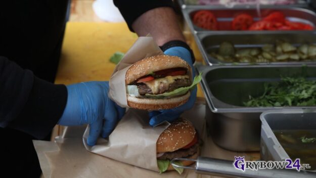 Przygotowanie dwóch burgerów Kansas