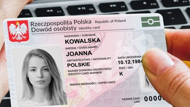 UWAGA! Komunikat w sprawie dowodów osobistych Widok na dowód osobisty trzymany w dłoni