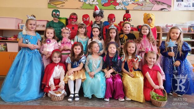 Zdjęcie grupowe - dzieci przebrane za postacie z bajek