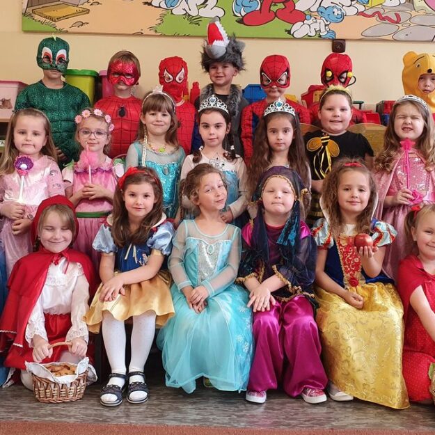 Zdjęcie grupowe - dzieci przebrane za postacie z bajek