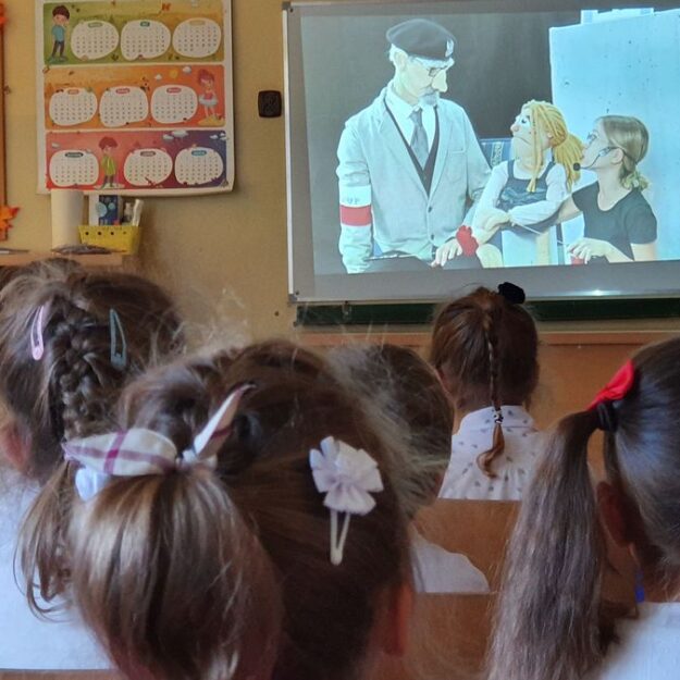 Dzieci oglądają spektakl „Niebajka o Powstaniu Warszawskim”