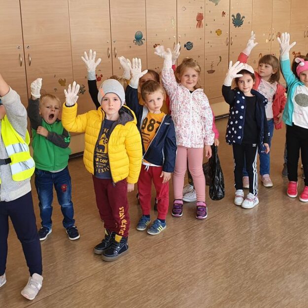 Dzieci z grupy Smerfy ustawione w pary gotowe do wyjścia