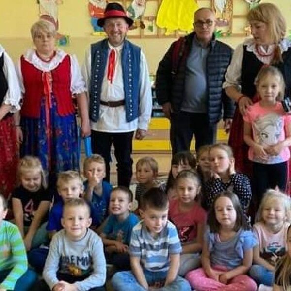 Wspólne zdjęcie dzieci z gośćmi