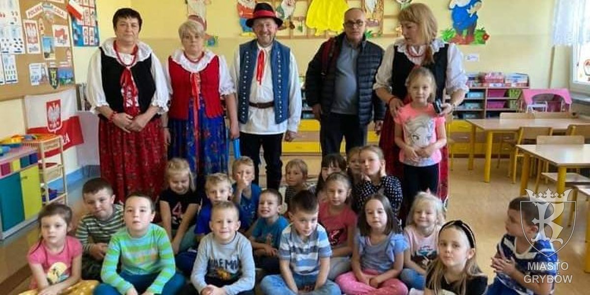 Wspólne zdjęcie dzieci z gośćmi