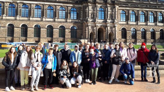 Na pierwszym planie uczniowie klasy ósmej z opiekunami, w tle budynek kompleksu pałacowo-muzealnego Dresdner Zwinger w Dreźnie