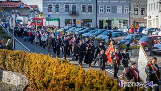 Uroczysty przemarsz ulicami Grybowa zmierzający do Pomnika Ofiar w Parku Miejskim