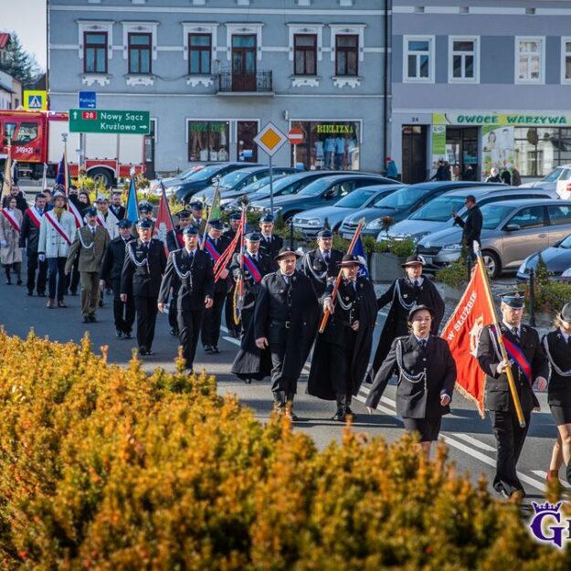 Uroczysty przemarsz ulicami Grybowa zmierzający do Pomnika Ofiar w Parku Miejskim