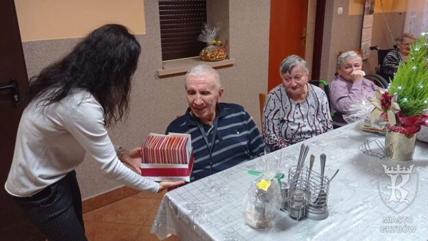 Przekazywanie kartek świątecznych od przedszkolaków