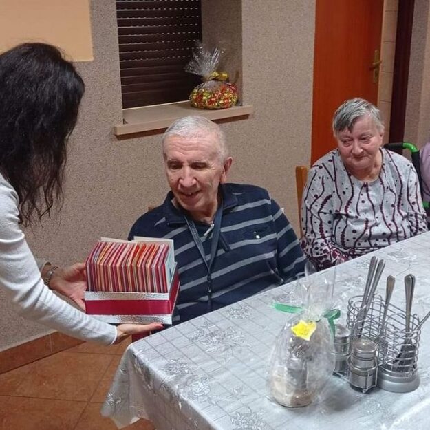 Przekazywanie kartek świątecznych od przedszkolaków