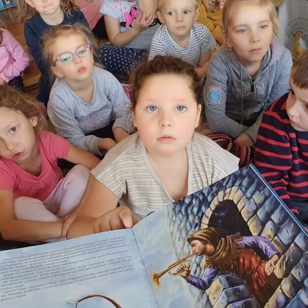 Dzieci z grupy Smerfy słuchają legendy krakowskiej