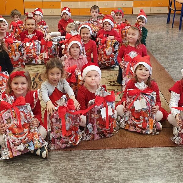 Zdjęcie grupowe w sali - dzieci z prezentami