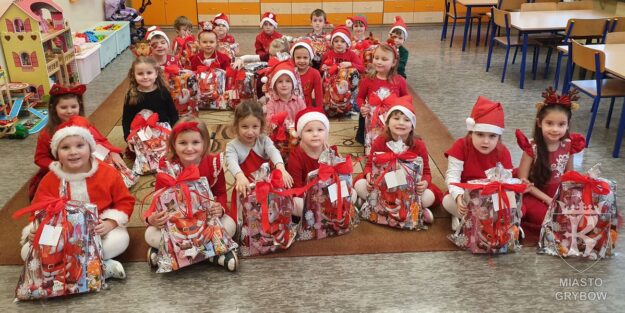 Zdjęcie grupowe w sali - dzieci z prezentami