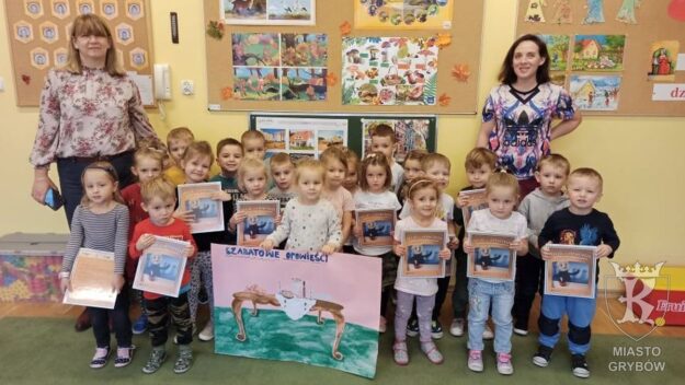 Zdjęcie grupowe - zaproszeni goście z grupa „Biedronki” ustawiona w dwuszeregu