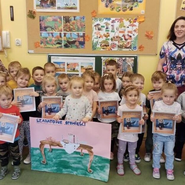 Zdjęcie grupowe - zaproszeni goście z grupa „Biedronki” ustawiona w dwuszeregu