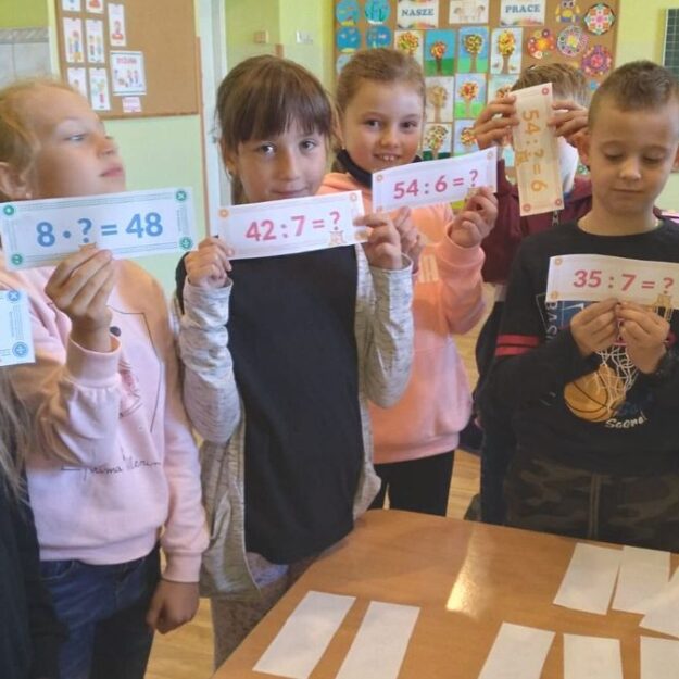 Demonstrowanie przez uczniów wylosowanych działań