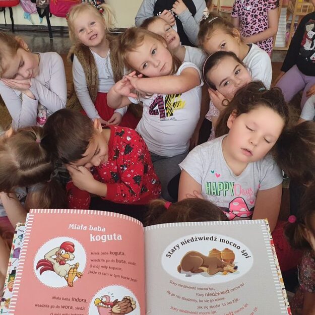 Dzieci edytują rymowankę "Stary Niedźwiedź" i ilustrują ją ruchem