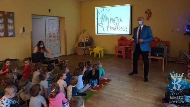 Na ekranie napis na zakończenie spotkania „Piątka za segregację”