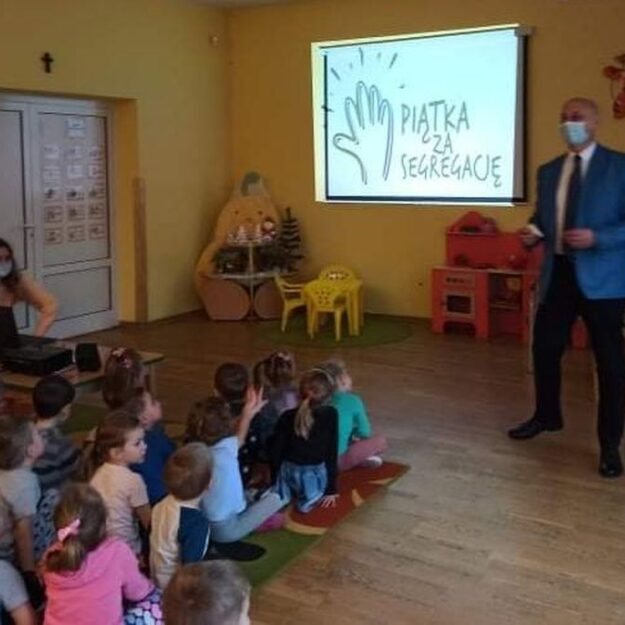 Na ekranie napis na zakończenie spotkania „Piątka za segregację”