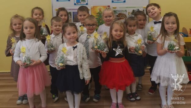 Zdjęcie grupowe dzieci trzymające w ręce prezenty świąteczne