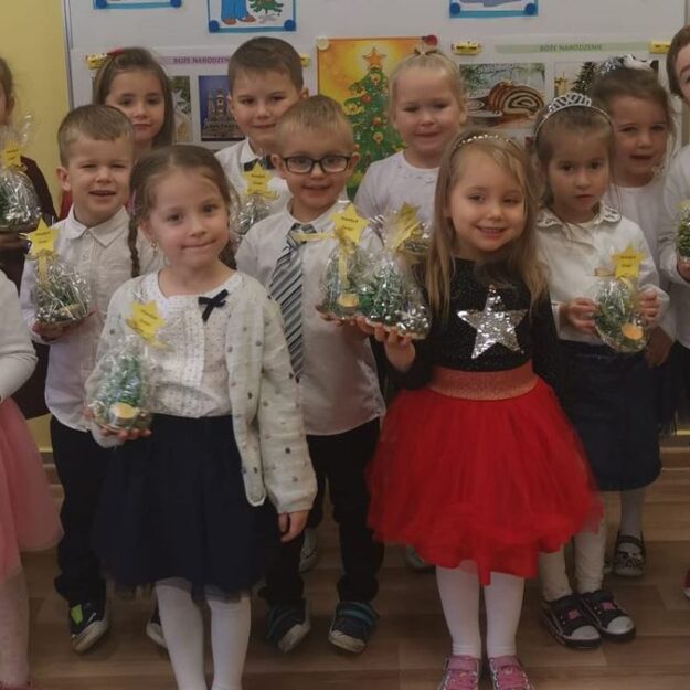 Zdjęcie grupowe dzieci trzymające w ręce prezenty świąteczne