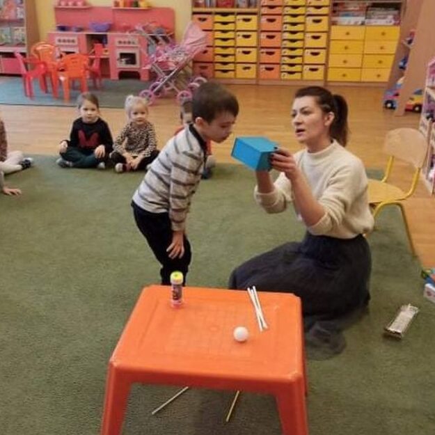 Chłopiec wyraźnie krzyczy do „Magicznego pudełka”