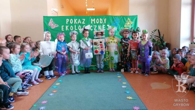 Grupa dzieci pozuje do zdjęcia grupowego