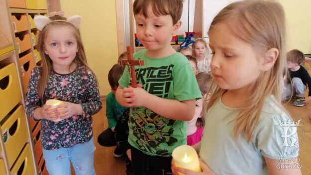 Dzieci modlą się i odmawiają poszczególne stacje Drogi Krzyżowej w sali