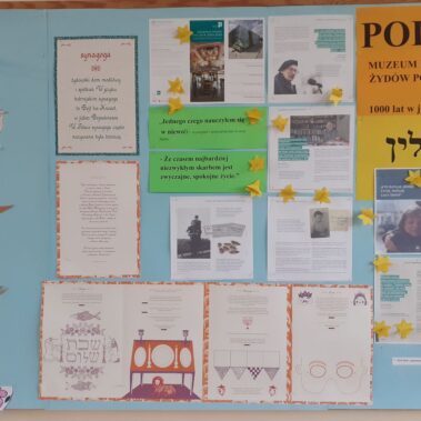 Tablica korkowa, na której umieszczone są informacje i zdjęcia historyczne
