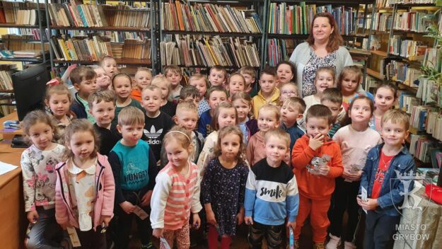 Zdjęcie grupowe dzieci z Panią bibliotekarką