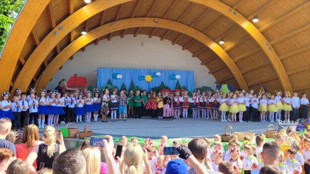 Zdjęcie grupowe dzieci podczas występu