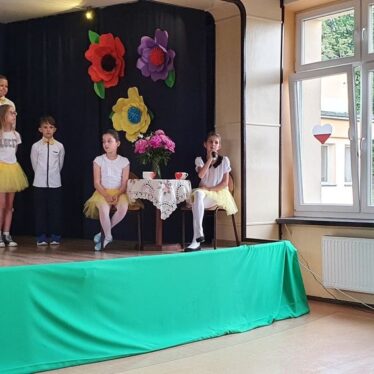 Występ na scenie - piosenka dla mamy