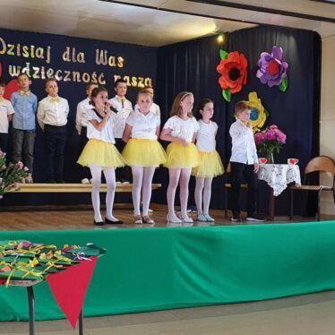 Występ na scenie - prezentacja piosenek i wierszyków