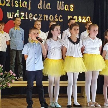 Występ na scenie - śpiew solowy piosenki w wykonaniu poszczególnych dzieci