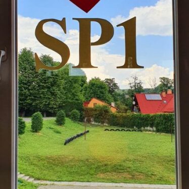 Widok z okna - na szybie napis „I LOVE SP1”