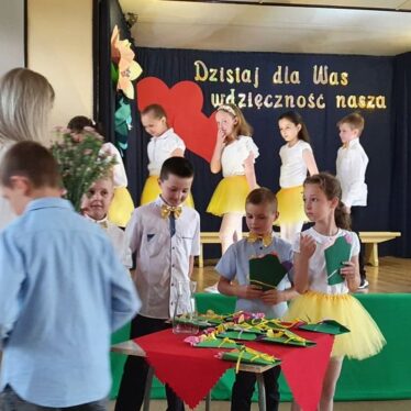 Wręczanie prezentów oraz składanie życzeń rodzicom