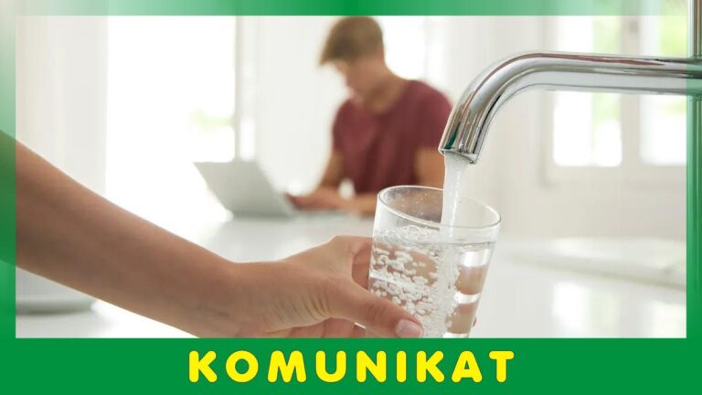Szklanka napełniana czystą wodą z kranu