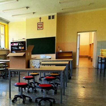 Widok na laboratorium - stoliki, krzesła i pozostałe wyposażenie