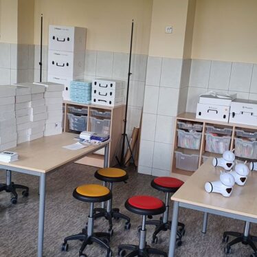 Widok na laboratorium - stoliki, krzesła i pozostałe wyposażenie