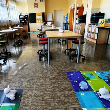 Widok na laboratorium - stoliki, krzesła i pozostałe wyposażenie