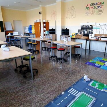 Widok na laboratorium - stoliki, krzesła i pozostałe wyposażenie