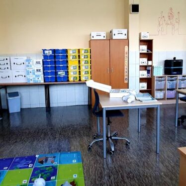 Widok na laboratorium - stoliki, krzesła i pozostałe wyposażenie