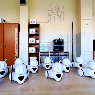 Na stoliku mini roboty - w tle pozostałe wyposażenie laboratorium