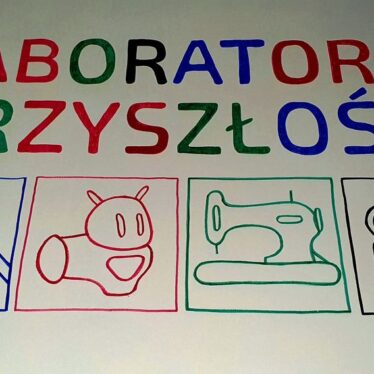Namalowany napis na ścianie LABORATORIA PRZYSZŁOŚCI