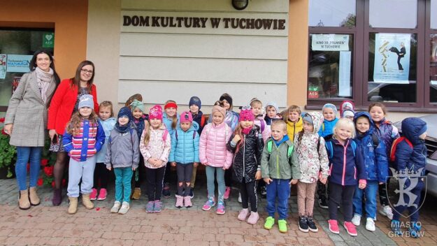 Zdjęcie grupowe z wychowawcą i Dyrektor Szkoły Muzycznej I stopnia w Tuchowie