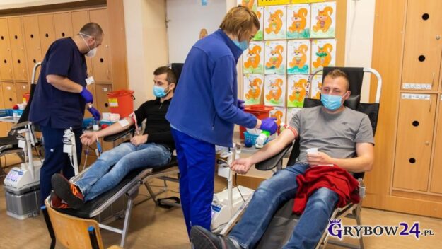 Widok na dwa stanowiska. Przygotowania wstępne do poboru krwi