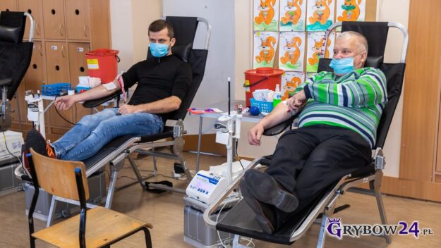 Widok na dwa stanowiska. Przygotowania wstępne do poboru krwi