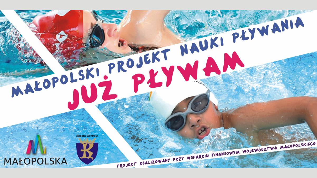 Grafika dotycząca projektu „Już pływam” - dójka chłopców płynie kraulem, z lewej logotypy MAŁOPOLSKA i MIASTO GRYBÓW